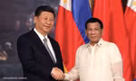 Tổng thống Philippines Rodrigo Duterte (phải) bắt tay Chủ tịch Trung Quốc Tập Cận Bình trong một chuyến thăm Bắc Kinh. (Ảnh: CNN)