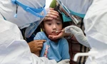 Một em bé Trung Quốc được xét nghiệm COVID-19 trong đợt bùng phát hồi tháng 7. (Ảnh: Xinhua)