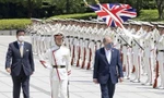 Hai Bộ trưởng quốc phòng của Nhật và Anh trong lễ đón ngày 20/7. (Ảnh: Reuters)
