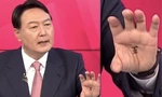 Ứng viên Yoon Seok-youl có chữ "vương" trong lòng bàn tay trái khi ông tham gia phiên tranh luận trên truyền hình gần đây. 