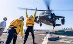 Một chiếc UH-60 Black Hawk cất cánh từ sàn tàu khu trục tên lửa USS Milius trên biển Nhật Bản. (Ảnh: US Navy)