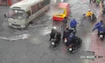 Mưa lớn giờ tan tầm, nhiều tuyến đường ở TPHCM ngập nặng 