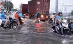 Triều cường đạt đỉnh, người dân TPHCM chật vật di chuyển giữa mênh mông nước 
