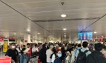 Sân bay Tân Sơn Nhất chật kín người về quê đón Tết 