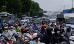Đường phố TPHCM chật cứng người, xe trong ngày đầu đi làm sau lễ