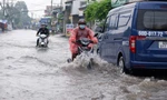 Mưa trắng trời, nhiều tuyến đường ở TPHCM mênh mông nước