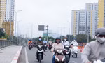 TPHCM trở lạnh, người dân mặc áo ấm ra đường 