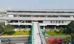 Cận cảnh cầu vượt bộ hành kết nối tuyến metro số 1 TPHCM đang dần hoàn thiện 