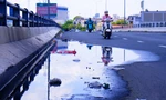 TPHCM: Cầu vượt Nguyễn Hữu Cảnh đọng nước, tiềm ẩn tai nạn giao thông 