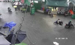 Mưa trắng trời, 'rốn ngập' chợ Thủ Đức và nhiều khu vực chìm trong biển nước 