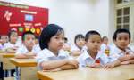 Có ý kiến đề xuất, nếu lớp học đông nên bố trí 2 giáo viên/lớp (trong ảnh là học sinh Trường Tiểu học Trần Quốc Toản, Hoàn Kiếm, Hà Nội). Ảnh: Ngọc Châu