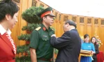 Thủ tướng Nguyễn Xuân Phúc gắn tặng huân chương Lao động hạng Nhất cho Hoàng Xuân Vinh hồi tháng 8/2016. Ảnh: Như Ý