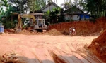 Hiện trường đất lậu nằm trên đồi, sát nhà dân. Nguy cơ tụt đất, sập nhà có thể xảy ra bất cứ lúc nào