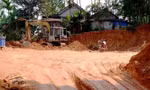 Hiện trường đất lậu nằm trên đồi, sát nhà dân. Nguy cơ tụt đất, sập nhà có thể xảy ra bất cứ lúc nào