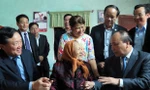 Thủ tướng Nguyễn Xuân Phúc cùng đoàn công tác đến dâng hương tại khu lưu niệm mẹ Thứ và thăm các gia đình chính sách tại Quảng Nam (trong ảnh: Thủ tướng Nguyễn Xuân Phúc thăm hỏi và động viên mẹ Lê Thị Trị). Ảnh: Nguyễn Sơn (TTXVN)