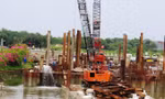Chủ đầu tư đã cho ngưng thi công các công trình vì chưa được giải ngân vốn. Ảnh: Ngô Bình.