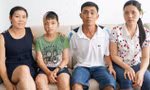 Chị Phạm Thị Hằng (bìa trái) cùng gia đình cháu Đào Ngọc Minh