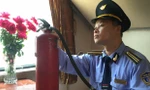 Anh Hợi kiểm tra bình chữa cháy trước khi tàu lăn bánh.
