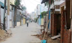 Người dân tự nguyện “bóp” sân nhà chật lại, bỏ tiền túi xây lại tường rào, cổng ngõ để nới hẻm 227 thành con đường rộng 5,5m. Ảnh: Thanh Trần