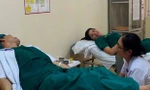 Năm thầy thuốc Bệnh viện Đa khoa Hà Tĩnh hiến máu cứu sống sản phụ.