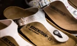 Sự trỗi dậy của đôi dép Birkenstock: Từ bị chê xấu xí trở thành xu hướng được săn đón