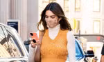 Nhìn Kendall Jenner mặc gì là biết món đồ nào sắp lên ngôi, có cả áo "đụng hàng" Jennie!