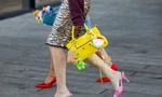Xu hướng phụ kiện mạnh mẽ nhất mùa Xuân Hè 2025 vẫn tiếp tục là bag charm