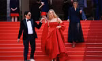 Vì sao Jennifer Lawrence bỏ giày cao gót để đi dép tông trên thảm đỏ LHP Cannes?