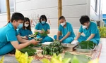 Các y bác sĩ điều trị COVID-19 gói bánh chưng, đón Tết tại bệnh viện