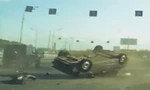 Lao vào đuôi Mercedes-Benz G-Class, sedan lộn nhiều vòng trên cao tốc