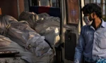 Thi thể những người mắc COVID-19 được chất đầy trên xe cấp cứu. Ảnh: Reuters