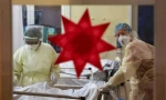 Ngôi sao trang trí Giáng sinh được dán trên cửa phòng chăm sóc đặc biệt (ICU) tại một bệnh viện ở Berlin (Đức) ngày 6/12. Ảnh: Reuters