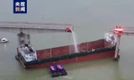 Sà lan đâm gãy cầu ở Trung Quốc, nhiều phương tiện rơi xuống sông