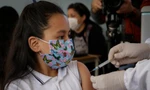 Quốc gia đầu tiên trên thế giới áp dụng tiêm ngừa COVID-19 bắt buộc với trẻ em