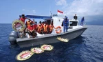 Thả vòng hoa tưởng niệm thủy thủ đoàn tàu KRI Nanggala-402. Ảnh: Reuters