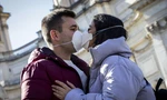 Thái Lan khuyến cáo các cặp đôi đeo khẩu trang phòng COVID-19 khi gần gũi ngày Valentine