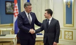 Thủ tướng Croatia Andrej Plenkovic (trái) bắt tay Tổng thống Ukraine Volodymyr Zelensky (phải) trong cuộc gặp ngày 8/12. Ảnh: president.gov.ua