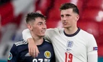 Mason Mount (đội tuyển Anh, bên phải) và Billy Gilmour (đội tuyển Scotland, bên trái) có tiếp xúc gần trong trận đấu ngày 18/6. Ảnh: The Sun