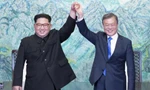 Tổng thống Hàn Quốc Moon Jae-in và Chủ tịch Triều Tiên Kim Jong-un trong một cuộc gặp tại Bàn Môn Điếm. Ảnh: AP