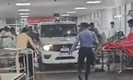 Ấn Độ: Cảnh sát lái xe lao vào phòng cấp cứu bắt người như phim hành động