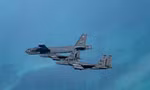 B-52 được hộ tống bay qua Vịnh Ba Tư. Ảnh: Twitter