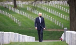 Ông Biden thăm nghĩa trang Arlington ngày 14/4. Ảnh: Reuters