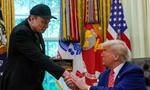 Tổng thống Mỹ Trump tặng tỷ phú Elon Musk chiếc chìa khóa vàng