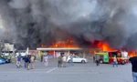 Trung tâm thương mại Ukraine chìm trong biển lửa, 50 người thương vong