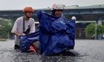 Phố xá ngập sâu, người Đà Nẵng bì bõm đẩy xe trong 'biển nước'