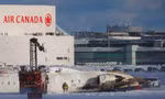 Canada: Máy bay chở 80 người 'lật ngửa bụng' khi hạ cánh