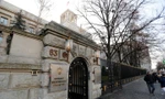 Cổng vào Đại sứ quán Nga tại Berlin (Đức). Ảnh: Reuters