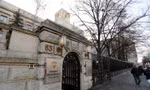 Cổng vào Đại sứ quán Nga tại Berlin (Đức). Ảnh: Reuters
