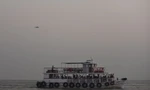 Ấn Độ: Thợ lặn, trực thăng khẩn trương tìm người sống sót sau vụ tàu hải quân đâm trúng phà chở khách