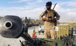 Một binh sĩ Afghanistan canh gác căn cứ Bagram sau khi quân đội Mỹ rời đi. Ảnh: AP